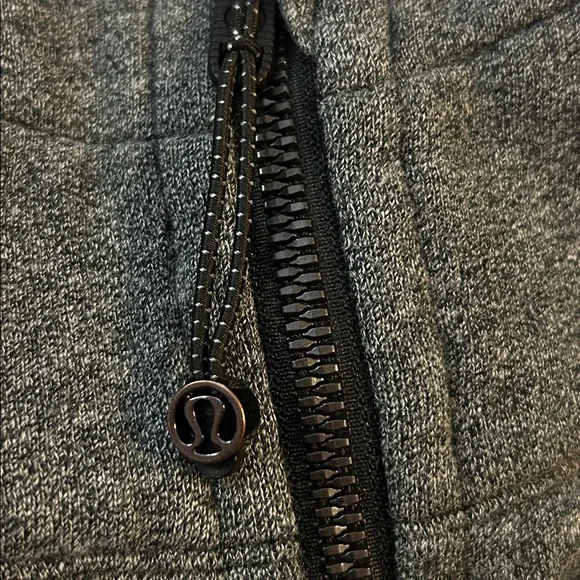 Lululemon Scuba Hoodie *Light Cotton Fleece
Heathered Speckled Black size 8 - Picture 11 of 11